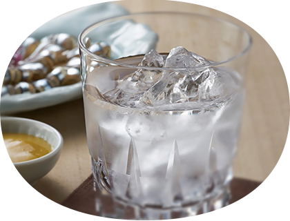 グラスに注がれた焼酎のイメージ写真